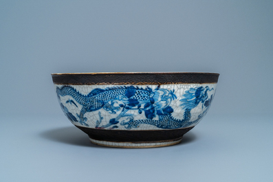 Een grote Chinese blauw-witte Nanking craquel&eacute; kom, 19e eeuw