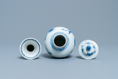Twee Chinese blauw-witte vazen, Kangxi