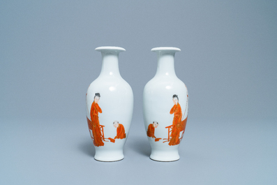 Une paire de vases en porcelaine de Chine, marques de Qianlong, R&eacute;publique