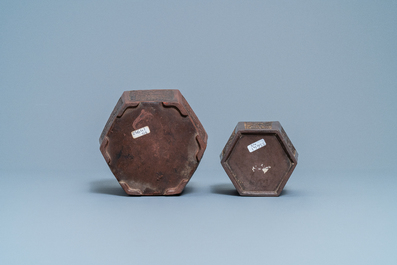 Deux bo&icirc;tes &agrave; th&eacute; en gr&egrave;s de Yixing, Chine, Kangxi