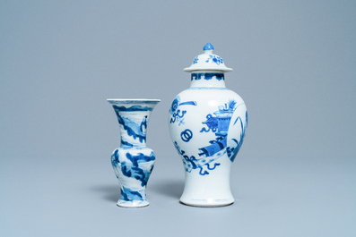 Twee Chinese blauw-witte vazen, Kangxi