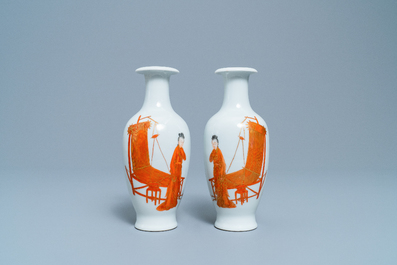 Une paire de vases en porcelaine de Chine, marques de Qianlong, R&eacute;publique