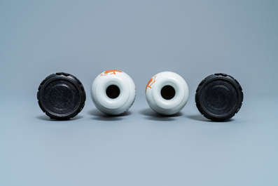 Une paire de vases en porcelaine de Chine, marques de Qianlong, R&eacute;publique