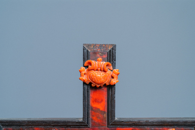 Un crucifix au Christ en corail sculpt&eacute;, Trapani, Sicile, Italie, 17&egrave;me