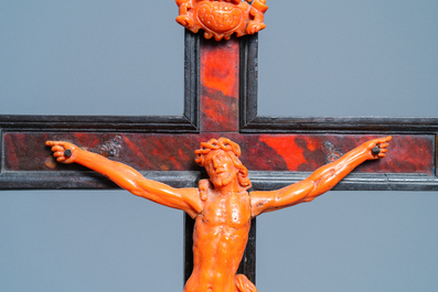 Un crucifix au Christ en corail sculpt&eacute;, Trapani, Sicile, Italie, 17&egrave;me