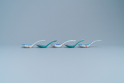 Vijf Chinese lepels met blauwe fondkleur, w.o. een paar Tongzhi merk en periode