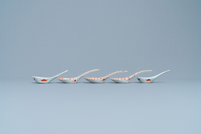 Cinq cuill&egrave;res en porcelaine de Chine en rouge de fer, dont trois marque et &eacute;poque de Daoguang