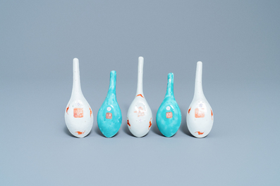 Vijf Chinese lepels met blauwe fondkleur, w.o. een paar Tongzhi merk en periode