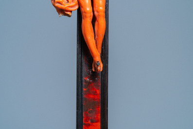 Un crucifix au Christ en corail sculpt&eacute;, Trapani, Sicile, Italie, 17&egrave;me