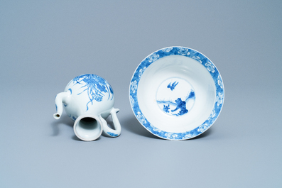 Une verseuse et un bol au tigre en porcelaine de Chine en bleu et blanc, marque et &eacute;poque de Kangxi