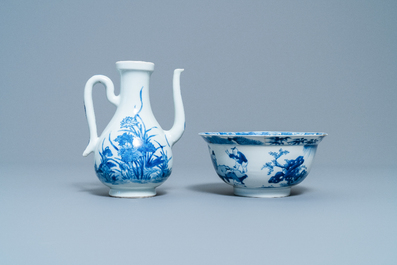 Une verseuse et un bol au tigre en porcelaine de Chine en bleu et blanc, marque et &eacute;poque de Kangxi