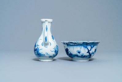 Une verseuse et un bol au tigre en porcelaine de Chine en bleu et blanc, marque et &eacute;poque de Kangxi