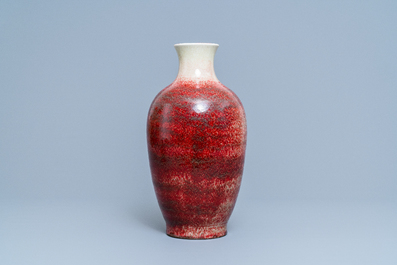 A Chinese monochrome peachbloom glazed vase, 18/19th C.