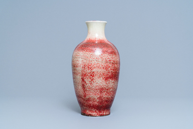 A Chinese monochrome peachbloom glazed vase, 18/19th C.