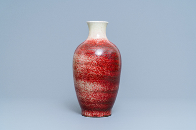 A Chinese monochrome peachbloom glazed vase, 18/19th C.