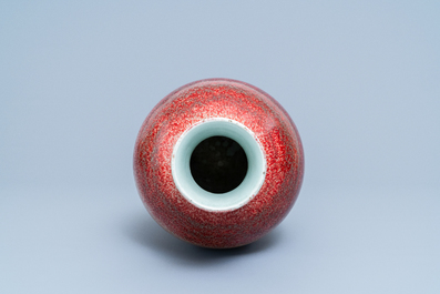 A Chinese monochrome peachbloom glazed vase, 18/19th C.