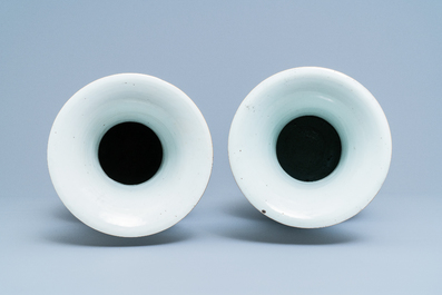 Deux vases en porcelaine de Chine famille rose, 19/20&egrave;me