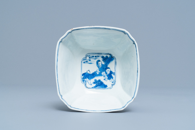Un bol de forme carr&eacute;e en porcelaine de Chine en bleu et blanc, marque de Chenghua, Kangxi