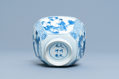 Un bol de forme carr&eacute;e en porcelaine de Chine en bleu et blanc, marque de Chenghua, Kangxi