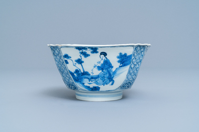 Un bol de forme carr&eacute;e en porcelaine de Chine en bleu et blanc, marque de Chenghua, Kangxi