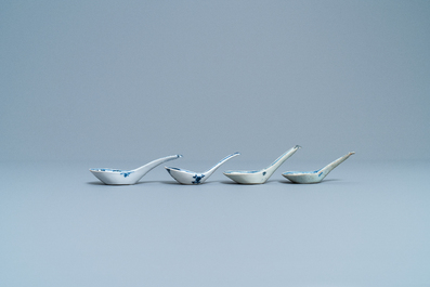 Elf Chinese blauw-witte lepels, 19/20e eeuw