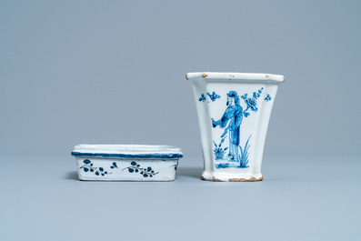 Een blauw-wit Delfts bloemenvaasje met onderschoteltje, 18e eeuw
