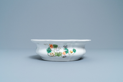 A rare KPM porcelain basin with Cantonese famille verte painting, China and Germany, 19th C.