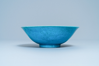Een Chinese monochrome turquoise kom met onderglazuur decor, Kangxi