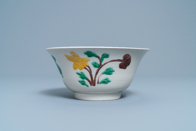 Un bol de type 'brinjal' en biscuit &eacute;maill&eacute; verte &agrave; d&eacute;cor floral, Chine, Kangxi