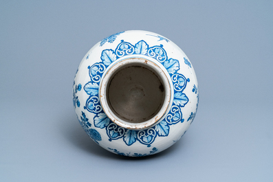 Een grote blauw-witte Delftse vaas met chinoiserie decor van vogels bij bloesemtakken, 18e eeuw