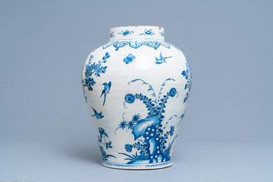Een grote blauw-witte Delftse vaas met chinoiserie decor van vogels bij bloesemtakken, 18e eeuw
