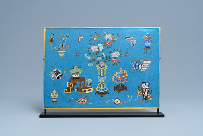 Une paire de plaques de forme rectangulaire en &eacute;maux cloisonn&eacute;s, Chine, Qianlong/Jiaqing