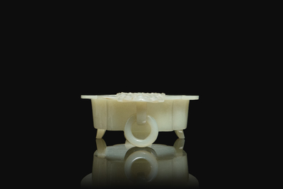 Une coupe en jade blanche sur socle en bois, Chine, Kangxi