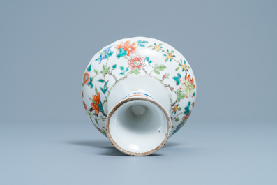 Een Chinese famille rose stem bowl, 19e eeuw