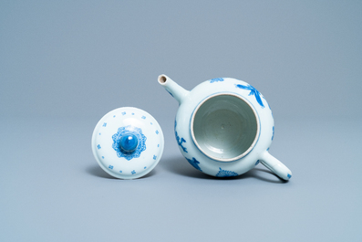 Een Chinese blauw-witte theepot met deksel, Kangxi