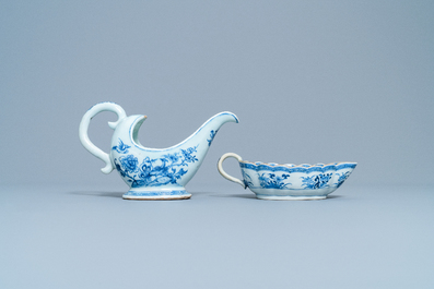 Two Chinese blue and white sauce boats on stands, Qianlong