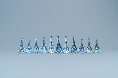 Elf Chinese blauw-witte lepels, 19/20e eeuw