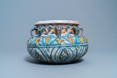 Une vasque circulaire en fa&iuml;ence polychrome de Winterthur, Suisse, 16&egrave;me
