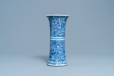 Un vase en porcelaine de Chine en bleu et blanc, Kangxi