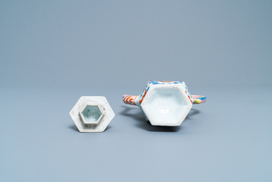 Une verseuse couverte en porcelaine de Chine, Qianlong