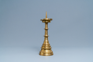 Un grand bougeoir en bronze, Flandres, 16&egrave;me