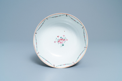 Een Chinese famille rose kom met Britse schepen, Qianlong