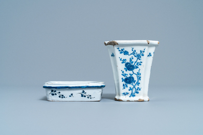 Een blauw-wit Delfts bloemenvaasje met onderschoteltje, 18e eeuw