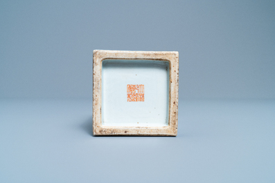 Un pot &agrave; pinceaux de forme carr&eacute;e en porcelaine de Chine, marque de Qianlong, R&eacute;publique