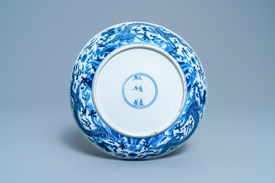 Een Chinese blauw-witte 'draken' schotel, Kangxi merk en periode