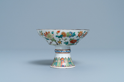 Een Chinese famille rose stem bowl, 19e eeuw
