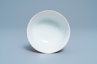 Un bol en porcelaine de Chine &agrave; d&eacute;cor de bambou sur fond corail, marque et &eacute;poque de Xuantong