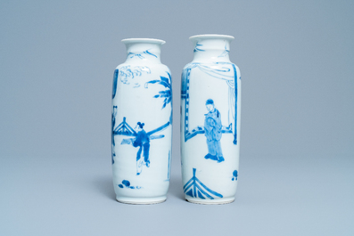 Deux vases de forme rouleau en porcelaine de Chine en bleu et blanc, Kangxi