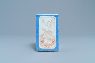 Un pot &agrave; pinceaux de forme carr&eacute;e en porcelaine de Chine, marque de Qianlong, R&eacute;publique