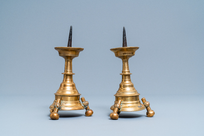 Une paire de flambeaux en bronze, Flandres ou Pays-Bas, 16&egrave;me